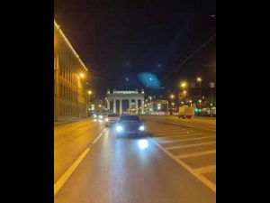 В Петербурге автомобиль уходит от полицейской погони, игнорируя ПДД