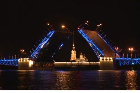 ​​В Петербурге на Дворцовом мосту зажгут синюю…