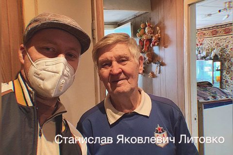 Антон и Елена Беловы доставили продукты ветеранам СКА