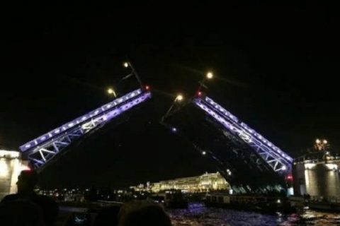 ​​Дворцовый мост разведут под музыку Виктора…