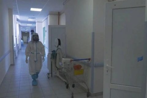 ​​Петербургским медикам задерживают коронавирусные…