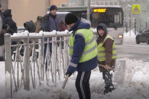 ​​Дворы Петербурга от снега чистят более семи тысяч…