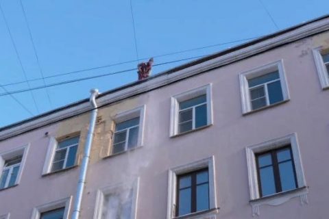 ​​Более 8000 домов в Петербурге очистили от сосулек и…