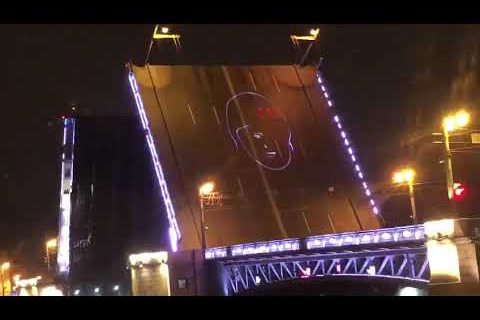 Портрет Юрия Гагарина появился на Дворцовом мосту под «Укрощение огня»