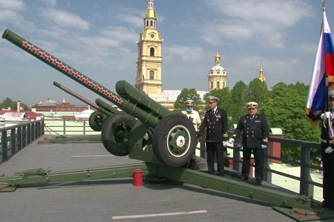 Выстрел из пушки Нарышкина бастиона в честь 145-летия ГМА им адмирала Макарова