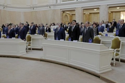 ​В ЗакСе Петербурга выбрали лидеров парламентских…