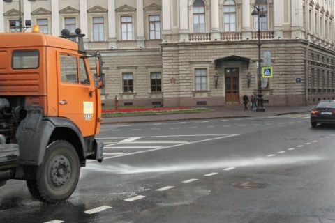 ​Ежедневно улицы Петербурга чистят и моют более 500…