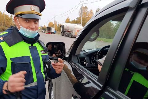 В минувшие выходные в Ленинградской области полицейские поймали около трёхсот​ «лихачей»